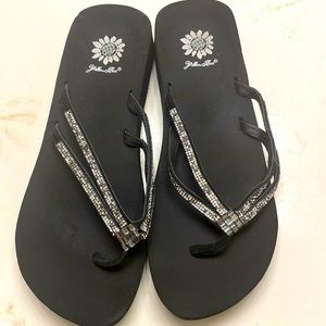 Yellow box Black sandals/flip flops